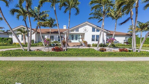 Unclassified image, 1 of 31, button