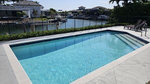 Alberca al aire libre y alberca climatizada