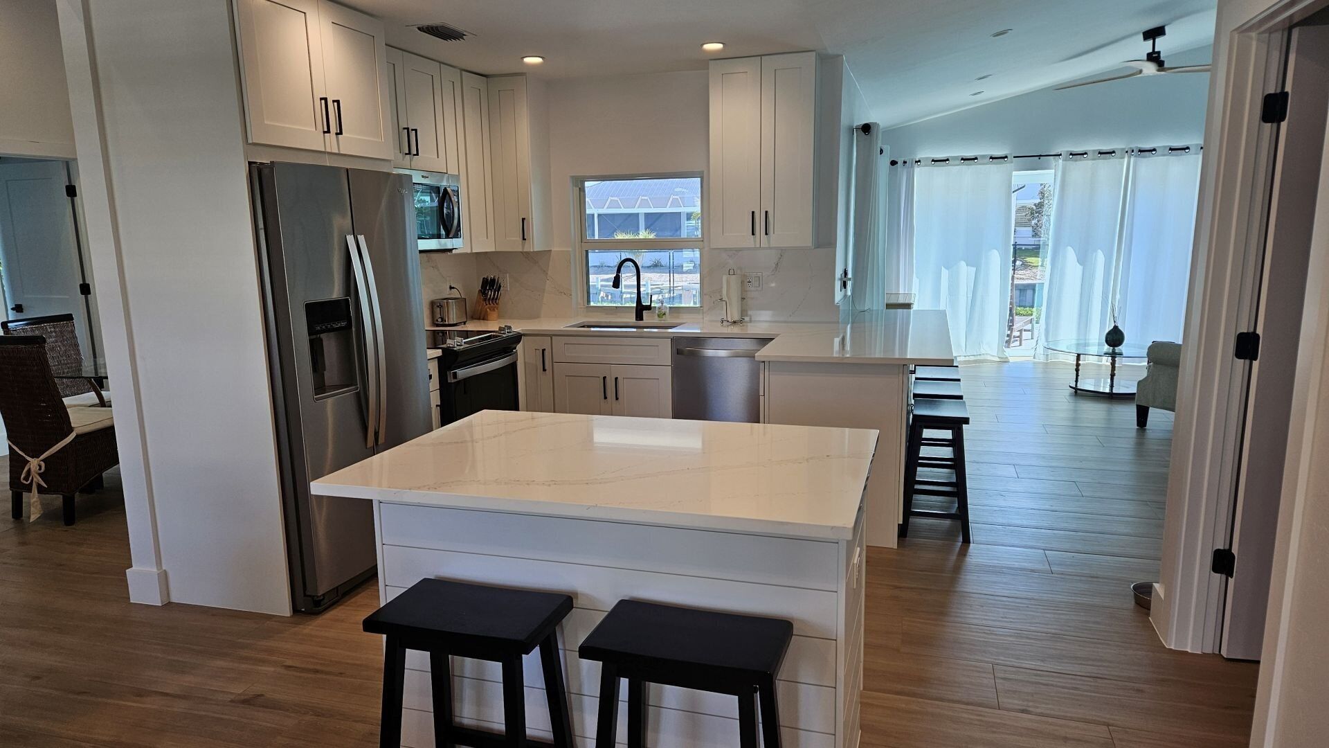 ثلاجة، ميكروويف، فرن، موقد طهي مسطح