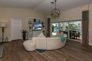 TV - Gorgeously renovated 4 BDR, 3 BTH, waterfront home (Marco Island)
