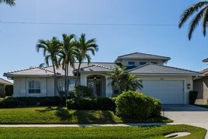 Exterior - Gorgeously renovated 4 BDR, 3 BTH, waterfront home (Marco Island)