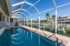 Alberca al aire libre y alberca climatizada