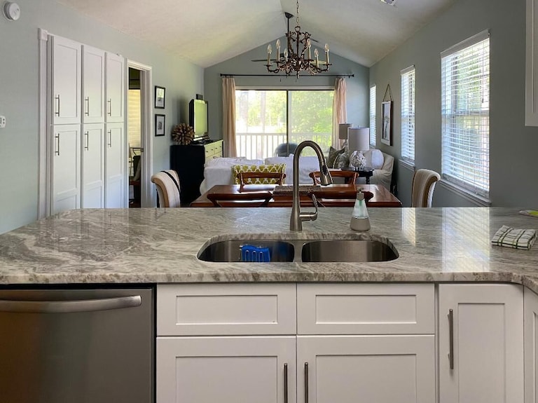 True Blue Renovated 2b/3b Or 3b/3b Same Price Top Floor Unit Best View !! - Georgetown