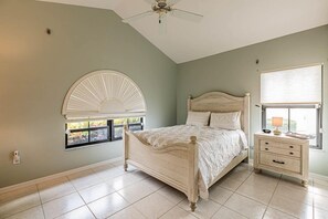 4 bedrooms, free WiFi, bed sheets - 4 bedroom, 3 bath home with heated pool (Marco Island)