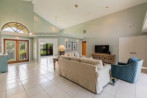 TV - 4 bedroom, 3 bath home with heated pool (Marco Island)