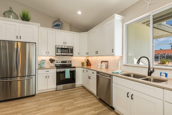 Fridge, microwave, oven, stovetop