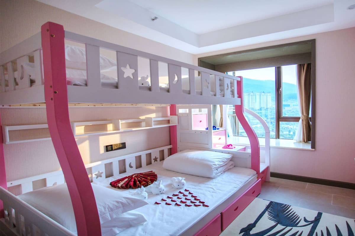 Family Suite, 1 King Bed and 1 Bunk Bed, (NS) | Coffres-forts dans les chambres, Wi-Fi gratuit, draps fournis