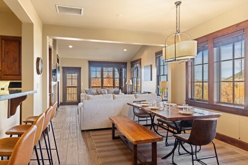 Outpost: Grand View 3240 - AC and Teton Views!