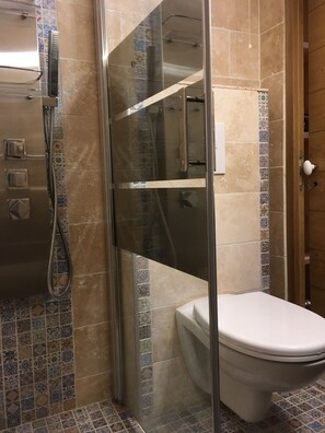 Dusche, Haartrockner, Toilettenpapier