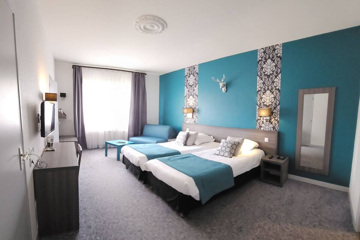 executive triple room (triple) | in-room safe, individually decorated, individually furnished, desk