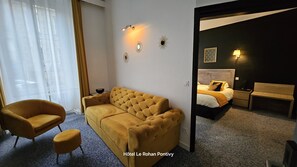 Suite – junior | Minibar, safe på rommet, individuelt dekorert og individuelt innredet