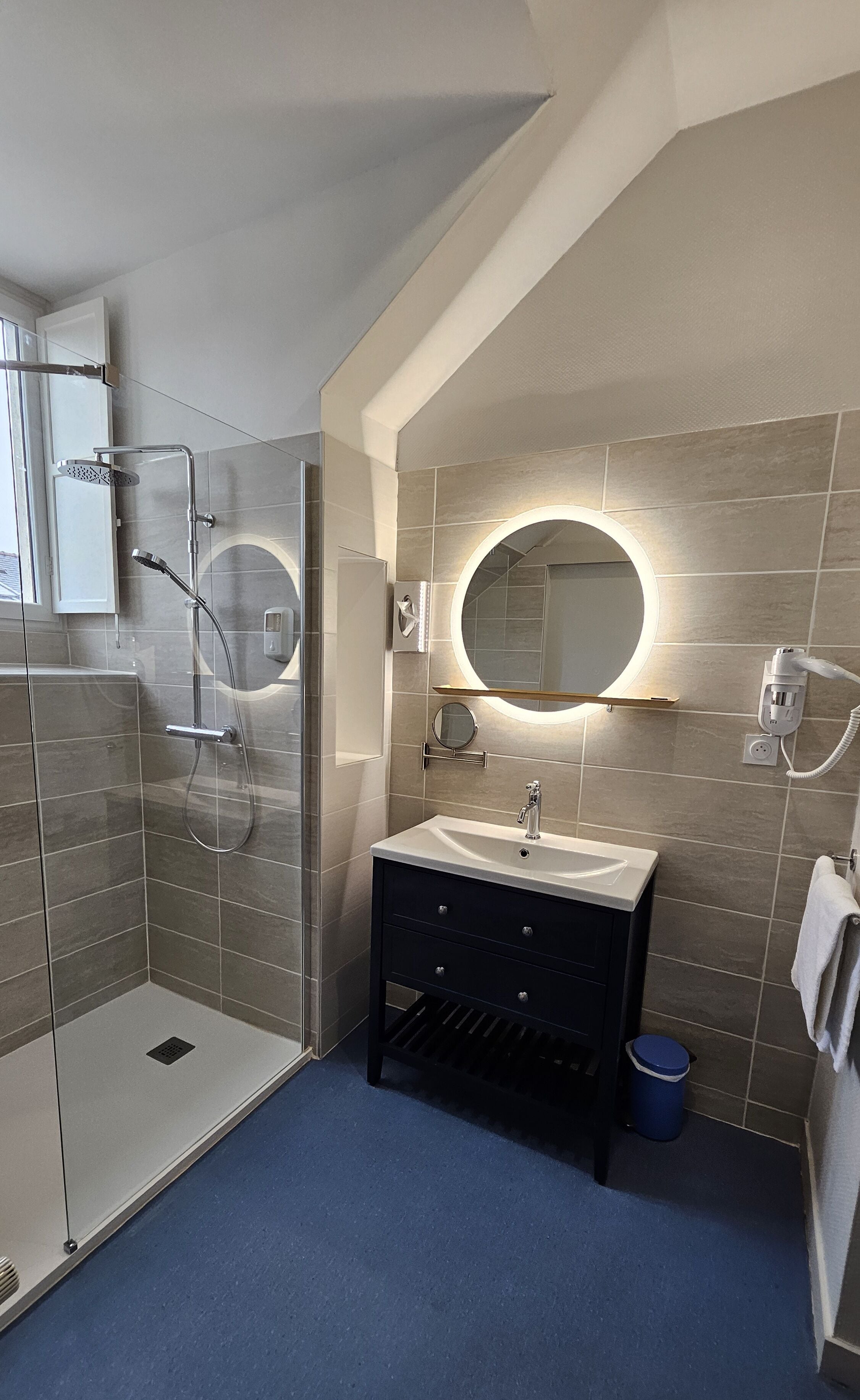 comfort room | in-room safe, individually decorated, individually furnished, desk