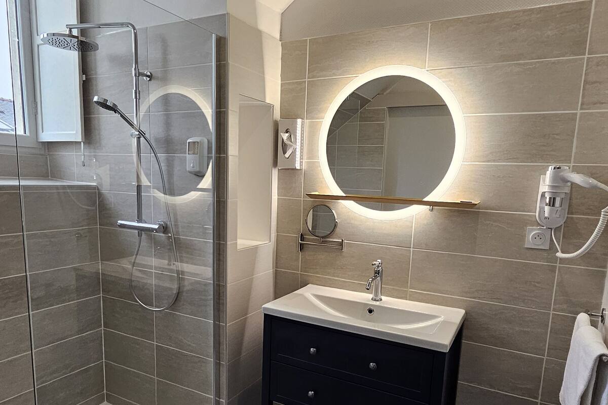 comfort room | in-room safe, individually decorated, individually furnished, desk