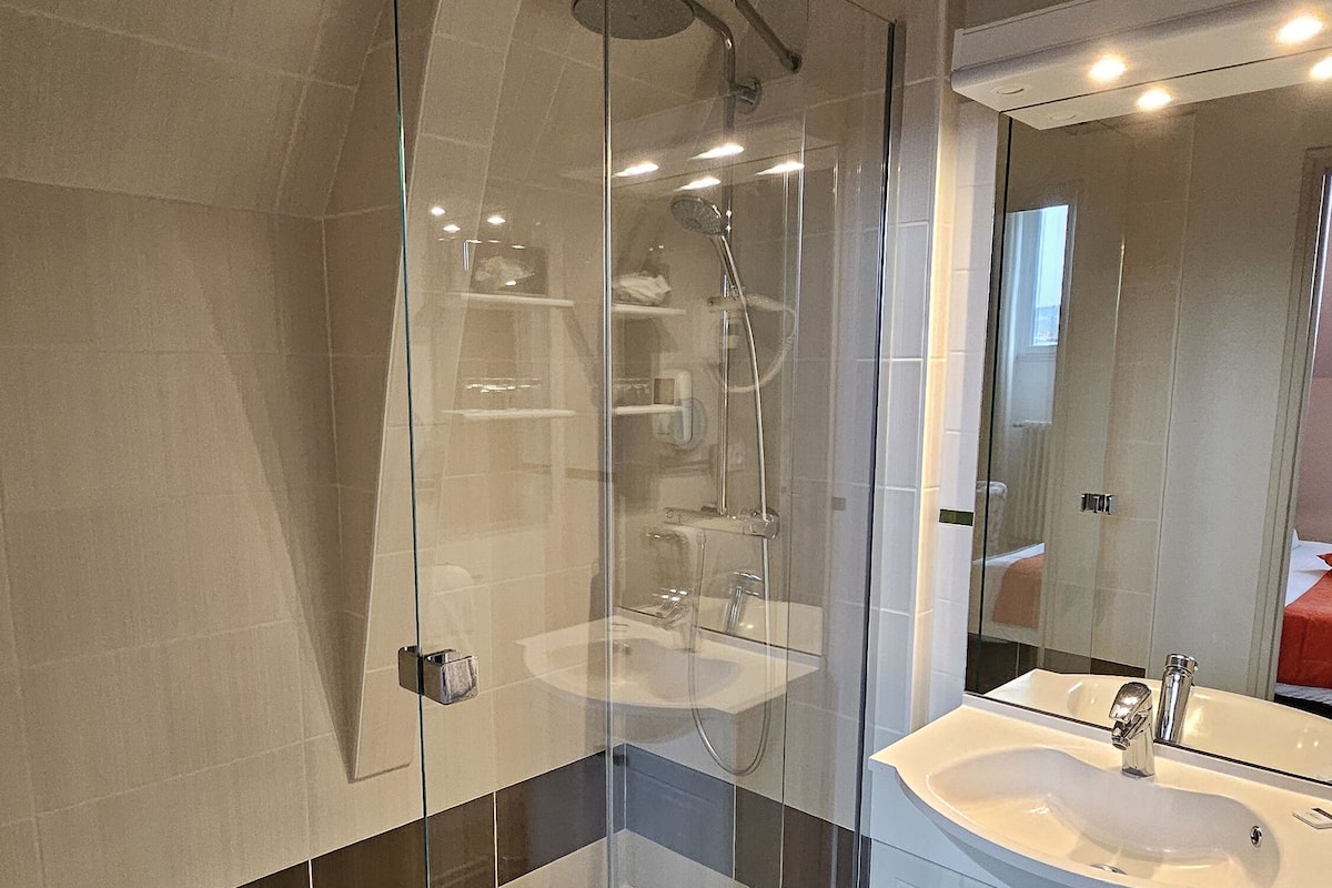 executive room | bathroom | eco-friendly toiletries, hair dryer, towels, soap