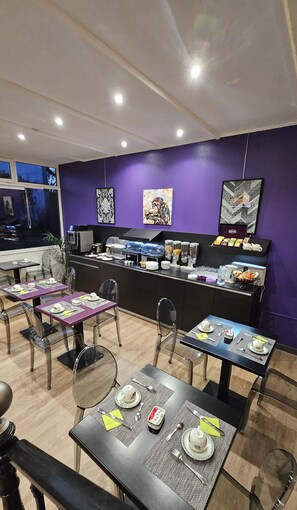 Daily buffet breakfast for a fee - Hôtel le Rohan (Pontivy)