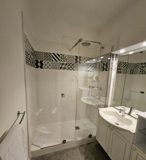 Executive Triple Room (Triple) | Bathroom | Eco-friendly toiletries, hair dryer, towels, soap - Hôtel le Rohan (Pontivy)