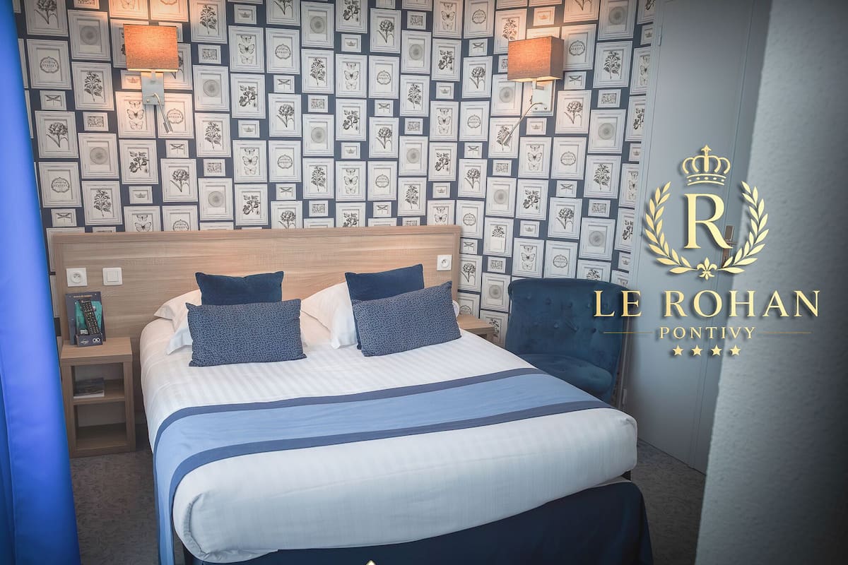 Comfort Room | Minibar, in-room safe, desk, laptop workspace