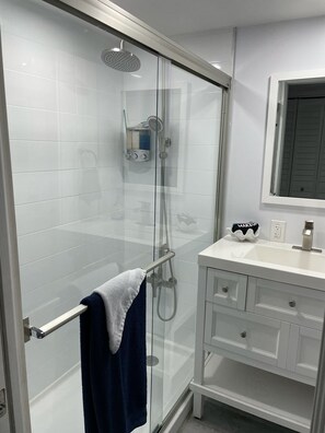 Dusche, Haartrockner, Handtücher, Toilettenpapier