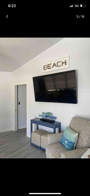 TV, tavolo da ping pong