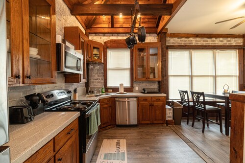 2 BR Cloverdale Duplex w/ Large Country Kitchen