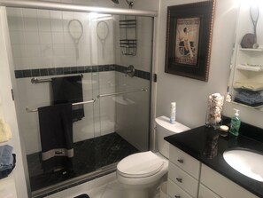 Dusche, Haartrockner, Handtücher, Seife