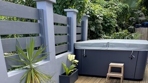A wooden deck with planters and a hot tub. - House 90 m2 sleeps 6 (Le Gosier)