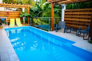 Utomhuspool och uppvärmd pool