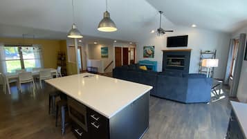 Een smart-tv, een open haard en boeken