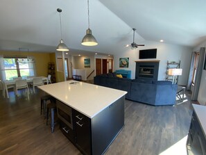 Smart TV - Top-Rated 6-Bedroom Vacation Home in Sister Bay – Walkable & Family-Friendly (Sister Bay)