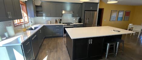 Fridge, microwave, stovetop, dishwasher