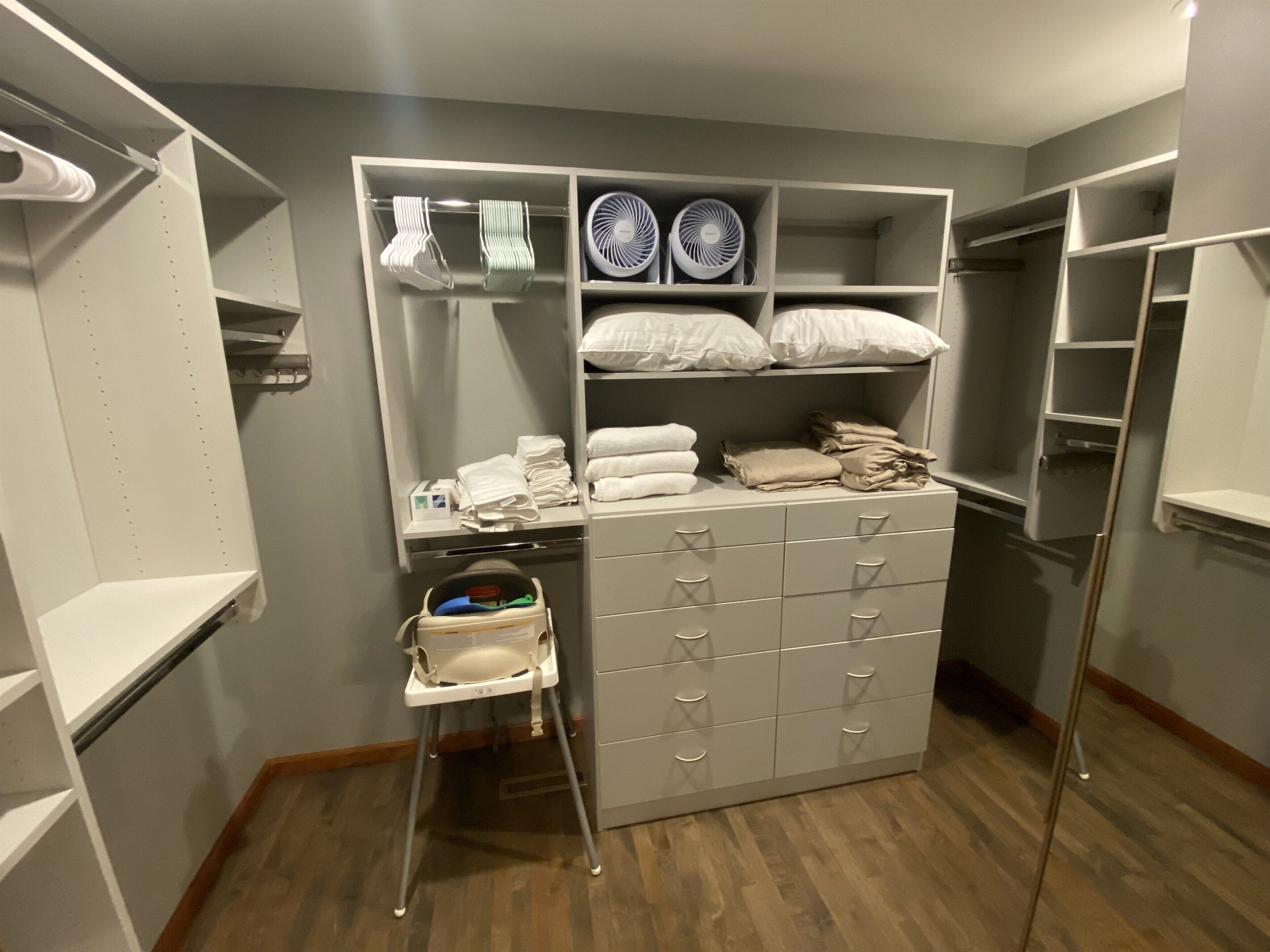 4 bedrooms, iron/ironing board, WiFi (free), bed sheets
