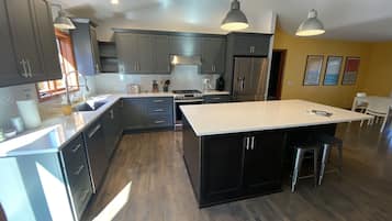 雪櫃、微波爐、焗爐、爐具