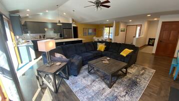 智能電視、壁爐、書籍