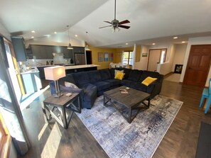 Smart TV - Top-Rated 6-Bedroom Vacation Home in Sister Bay – Walkable & Family-Friendly (Sister Bay)