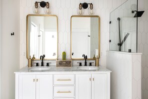 Bañera con ducha, secador de pelo, toallas