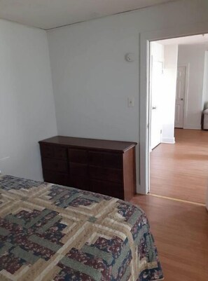 3 bedrooms, desk, bed sheets