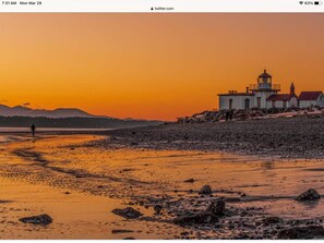 Beach nearby - Coastal Retreat Across From Puget Sound Sleeps 2-4. High Speed Internet. (Hansville)