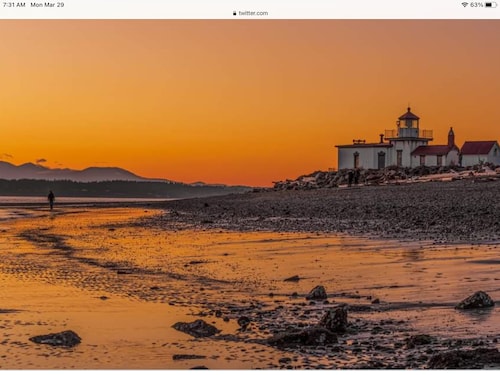 Coastal Retreat Across From Puget Sound Sleeps 2-4. High Speed Internet.