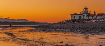 Coastal Retreat Across From Puget Sound Sleeps 2-4. High Speed Internet.