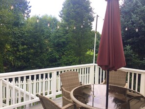 Outdoor dining - Coastal Retreat Across From Puget Sound Sleeps 2-4. High Speed Internet. (Hansville)