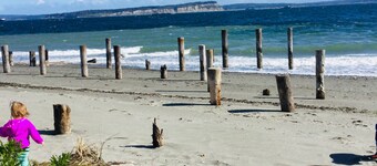 Coastal Retreat Across From Puget Sound Sleeps 2-4. High Speed Internet.