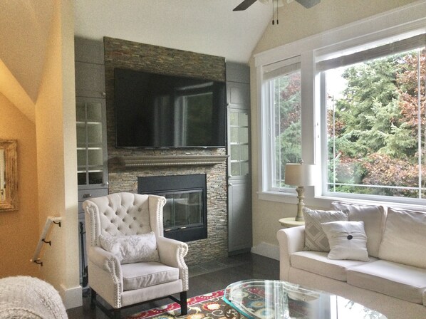 Smart TV, fireplace, DVD player - Coastal Retreat Across From Puget Sound Sleeps 2-4. High Speed Internet. (Hansville)