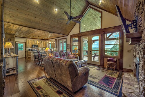 Incredible mountain view - amazing property -hot tub -game room - great location