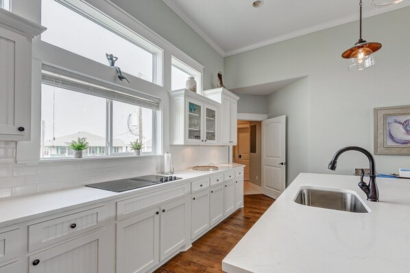 ثلاجة، ميكروويف، فرن، موقد طهي مسطح