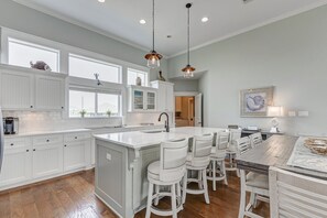 ثلاجة، ميكروويف، فرن، موقد طهي مسطح