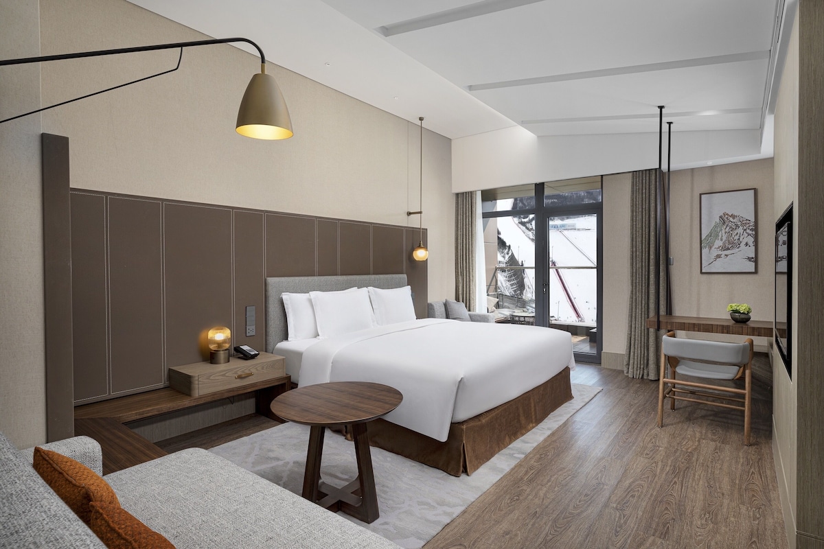 1 King Premium Mountain View | Down comforters, minibar, in-room safe, desk