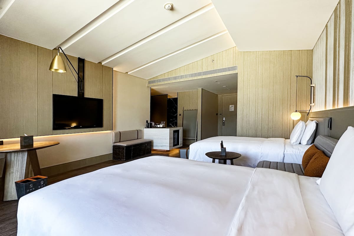 1 quarto, frigobar, cofres nos quartos, escrivaninha