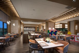 Daily buffet breakfast (CNY 168 per person)