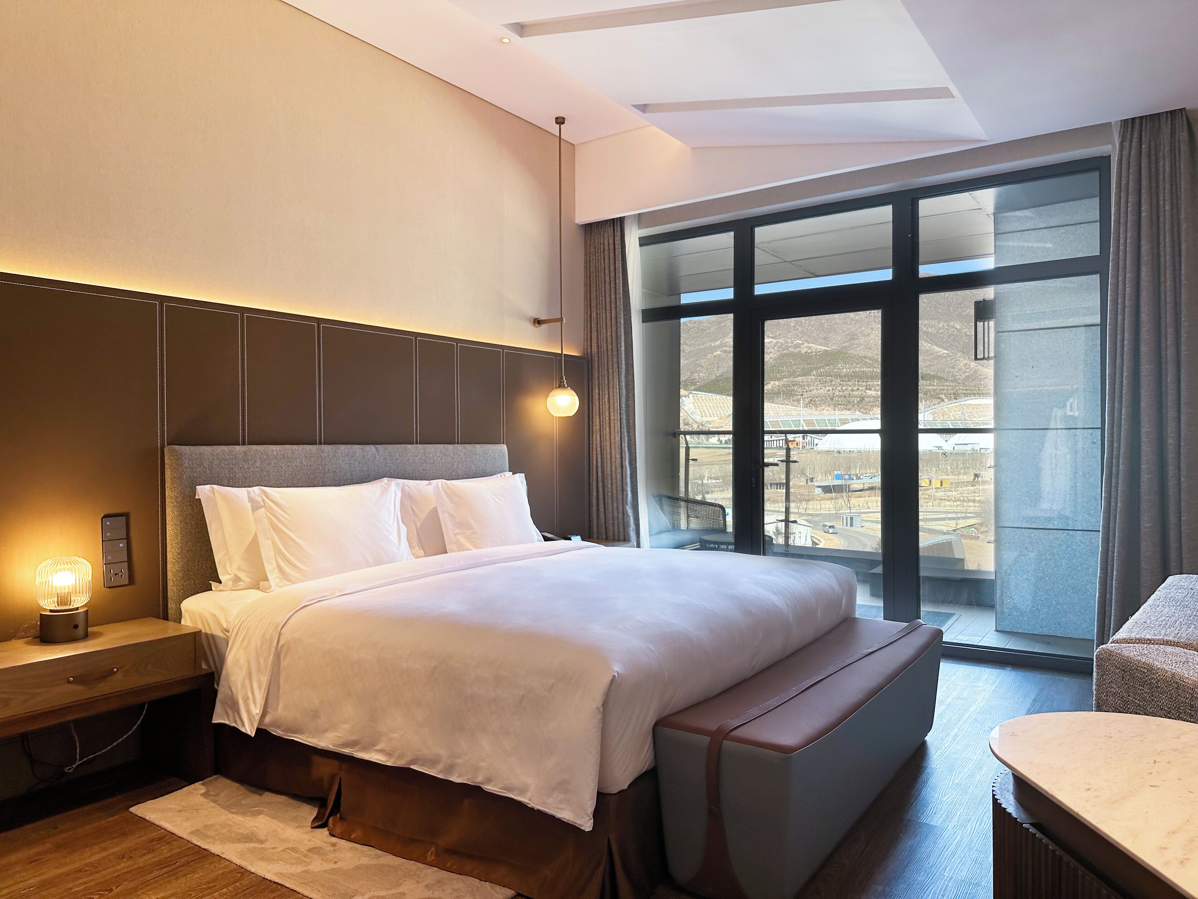 Junior kamer, 1 kingsize bed | Een minibar, een kluis op de kamer, een bureau, een laptopwerkplek