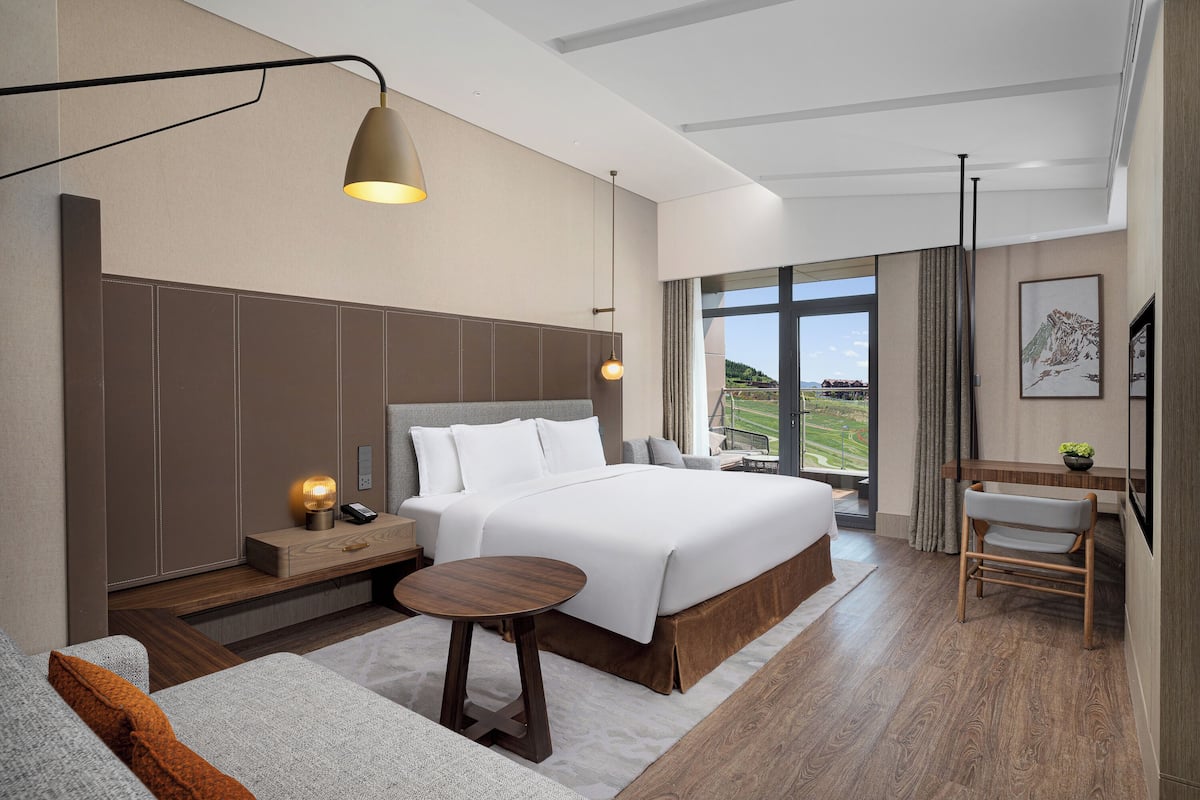 1 King Premium Mountain View | Down duvets, minibar, in-room safe, desk
